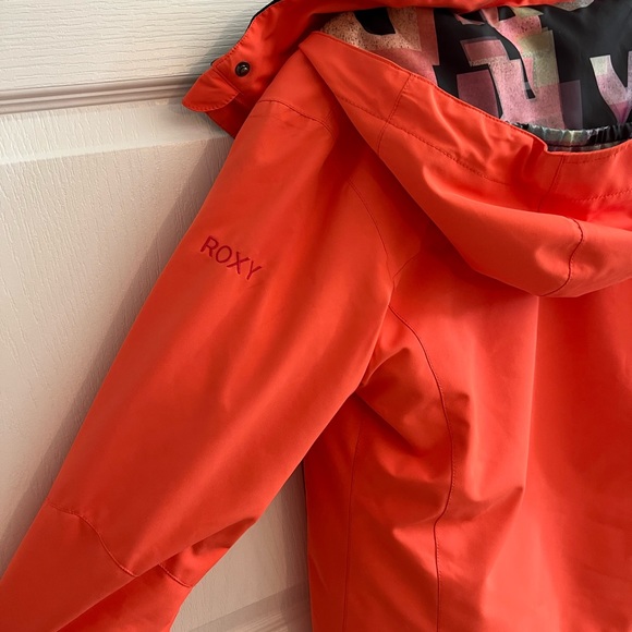 Girls Roxy ski coat. Neon orange, graffiti pattern inside - Picture 7 of 7